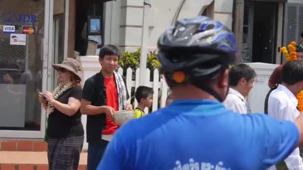 People Enjoying Water Fight Street Pan Left Right — Stock Video