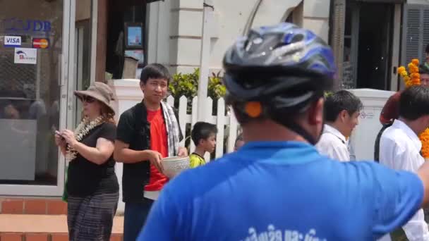 Pessoas Que Gostam Luta Pela Água Rua Pan Esquerda Para — Vídeo de Stock