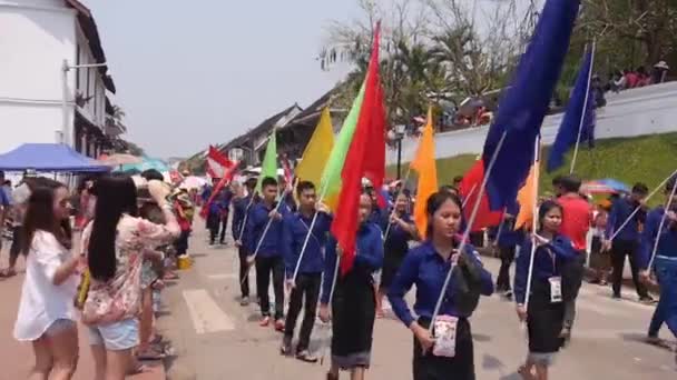 Mensen Marcheren Met Kleurrijke Vlaggen Omringd Door Mensen Nemen Foto — Stockvideo