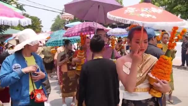 People Traditional Clothes Sun Shades Crowd Handheld — Stock Video