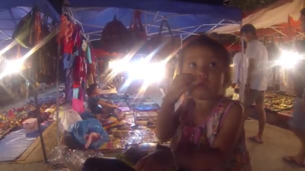 Süßes Kleines Mädchen Der Nähe Des Marktes Der Nacht Folie — Stockvideo