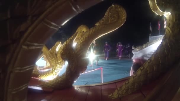 Traditionell Dans Show Natten Bakom Golden Dragon Staty Slide Vänster — Stockvideo