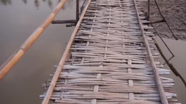 Περπάτημα Ξύλινη Γέφυρα Πάνω Από Την Πηγή Νερού Σύρετε Προς — Αρχείο Βίντεο