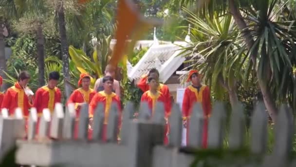Junge Mönche Gehen Zusammen Handheld — Stockvideo