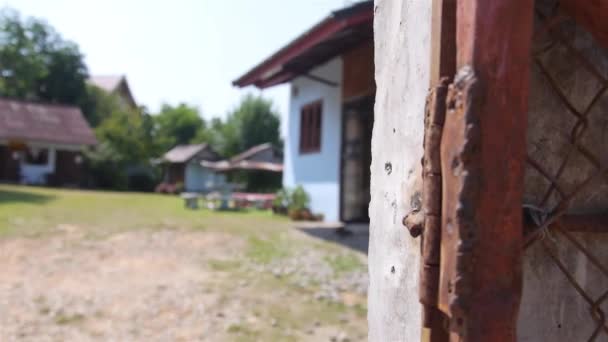 Gartennahe Häuser Folie Und Fokus Von Rechts Nach Links — Stockvideo