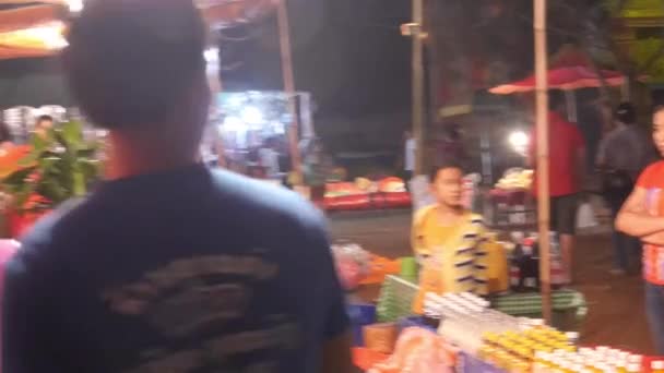 Man Woman Holding Balloons Game Stand Pan Right Left — Stock Video