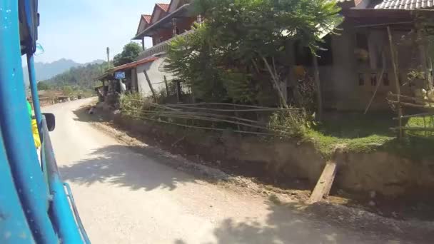 Açık Araba Küçük Kasabada Lerliyor Leri Kaydır — Stok video