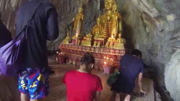 膝の上で仏を祈る人々 ハンドヘルド — ストック動画
