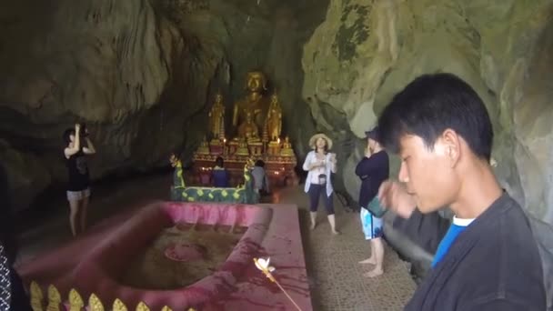 洞窟内の宗教スポットを説明する観光ガイド ハンドヘルド — ストック動画