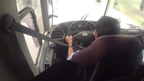 Conductor Autobús Conduciendo Bajo Lluvia Desde Arriba Deslice Hacia Adelante — Vídeo de stock
