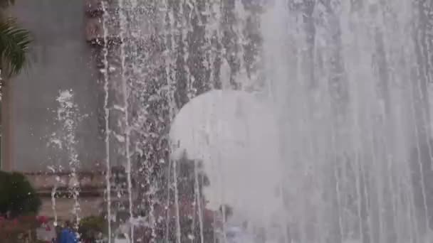 Fontaine Devant Arche Fermer Handheld — Video