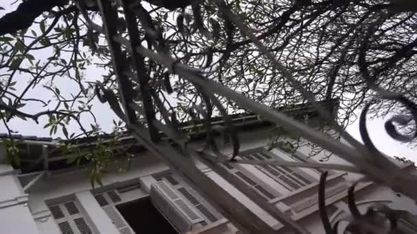 Dům Plotem Větví Stromů Naklonění Zleva Dolů Vpravo — Stock video