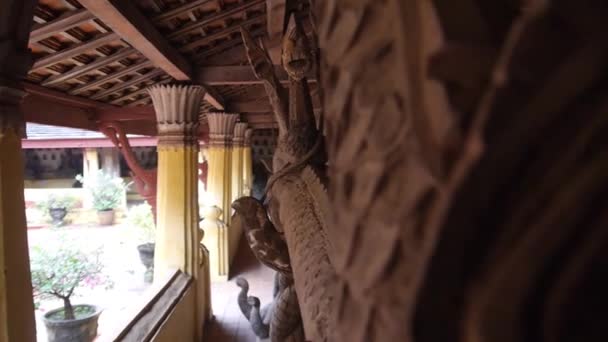 Odada Açıkta Bırakılmış Ejderha Heykelinin Yanından Geçmek Soldan Sağa Kaymak — Stok video