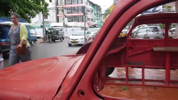 Staré Auto Řez Polovině Použité Jako Vstup Blízkosti Ulice Slide — Stock video