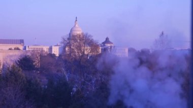 Anıtın Önünde Duman