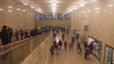 Grand Central Tren İstasyonunda Yürüyen İnsanlar 