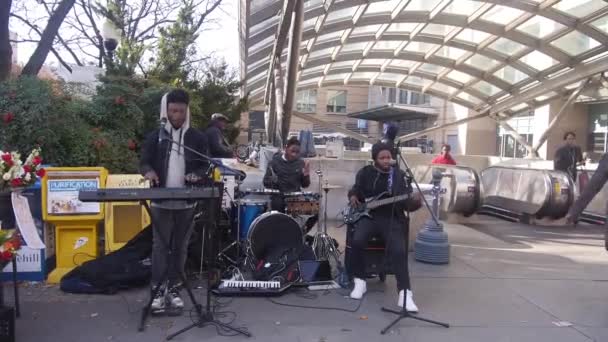 Busking Musicians Playing Subway Entrance Static — стоковое видео