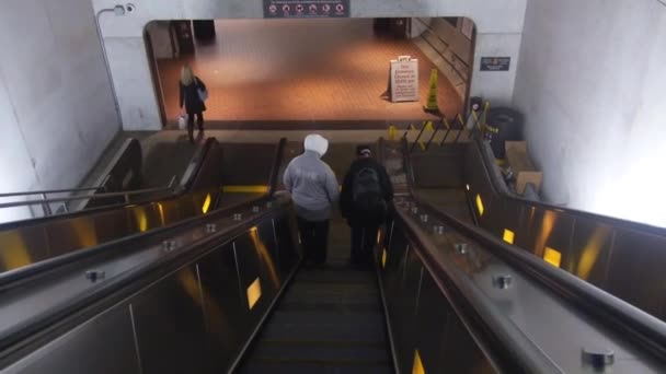 Descendo Estação Metrô Escadas Rolantes — Vídeo de Stock