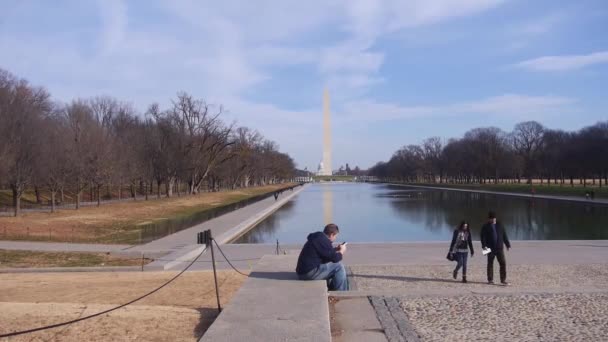 Wasserquelle Der Nähe Von Hafen Und Stadt — Stockvideo