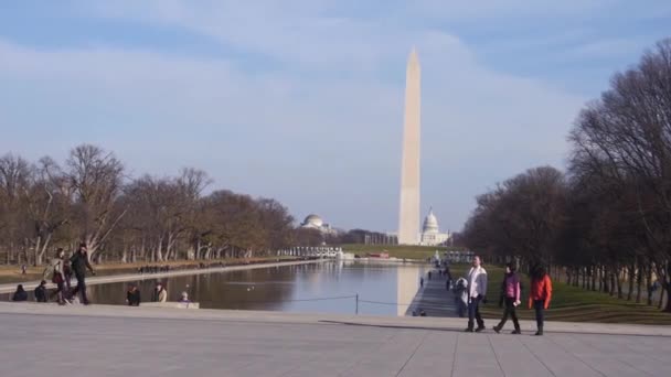 Ludzie Chodzący Pobliżu Źródła Wody Monument — Wideo stockowe