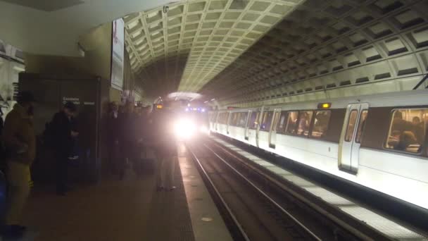待っている人の近くの駅に到着する地下鉄 — ストック動画