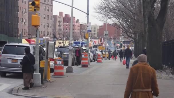 People Walking Street Cold Windy Weather Static — Stok video