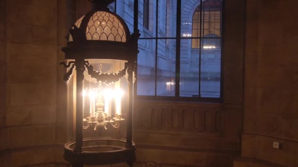 Свечи Освещения Комнату Рядом Окном — стоковое видео