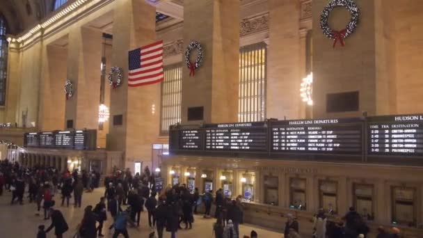 Χριστουγεννιάτικες Διακοσμήσεις Και Αμερικανική Σημαία Στο Μεγάλο Κεντρικό Σιδηροδρομικό Σταθμό — Αρχείο Βίντεο
