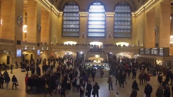 Pencereli Kalabalık Büyük Merkez Tren Stasyonu Gün Işığına Zin Veriyor — Stok video