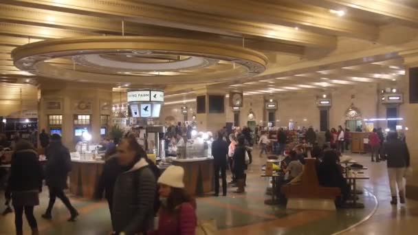 Bilgi Masası Büyük Merkez Tren Stasyonunda Çevrilmiş Nsanlar — Stok video
