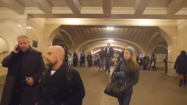 Gente Grand Central Estación Tren Bajo Señal Salida — Vídeo de stock