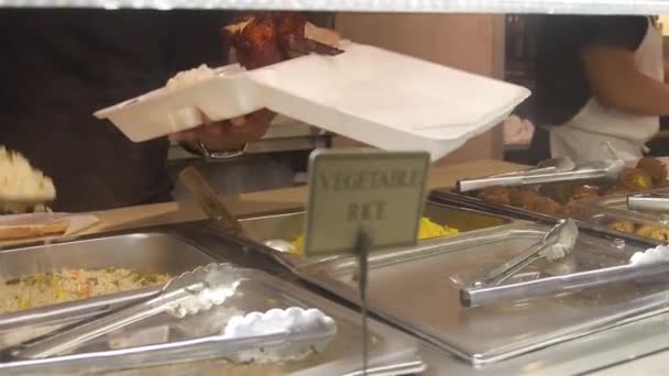 野菜の近くで食事を提供する人々のサイン — ストック動画
