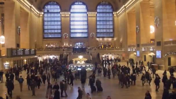 Lidé Procházky Grand Central Nádraží Blízkosti Oken Shora — Stock video