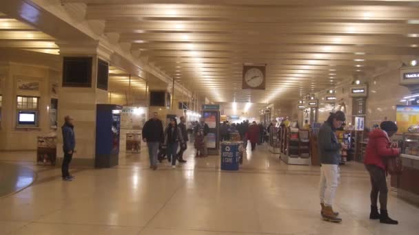 Lidé Procházky Grand Central Nádraží Pod Hodinami — Stock video
