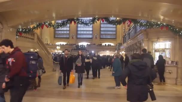 Persone Che Camminano Grand Central Stazione Ferroviaria Sotto Decorazioni Natalizie — Video Stock