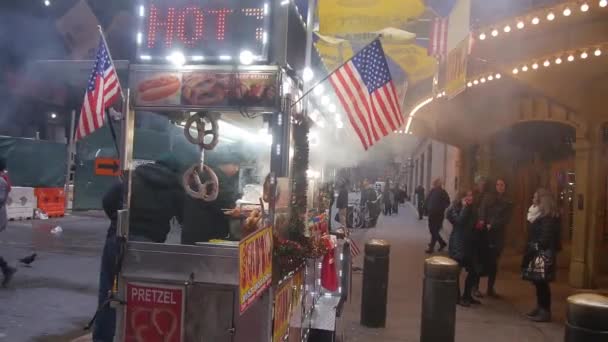 Menschen Laufen Street Food Stand Vorbei — Stockvideo