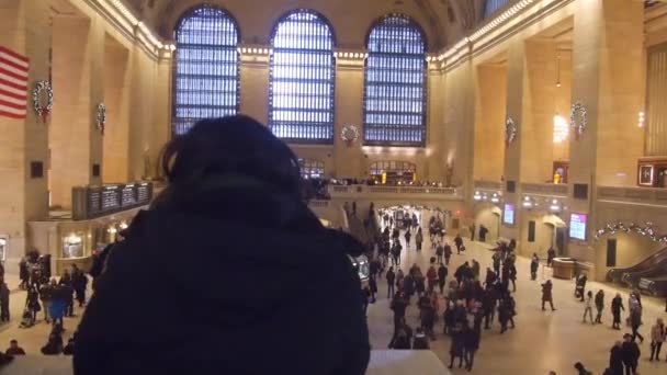 黒のジャケット姿の女が上から大混雑した中央駅を眺める — ストック動画