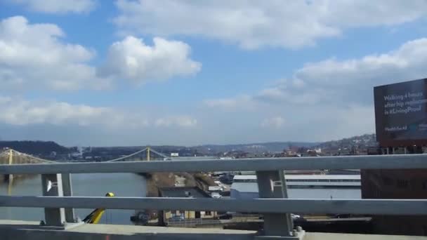 市内の橋を渡る — ストック動画