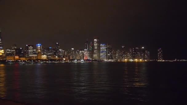 Città Sky Line Vista Dietro Sorgente Acqua Notte — Video Stock