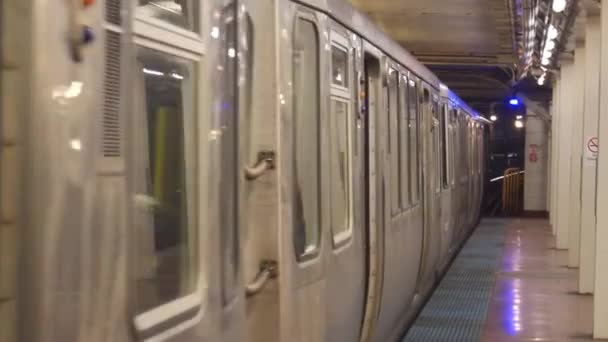 Metro Zwalnia Gdy Przyjeżdża Stację — Wideo stockowe