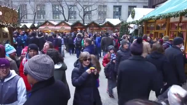 Mercado Navidad Multitudes Cerca Stands — Vídeo de stock