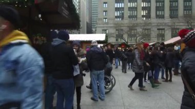 Noel Pazarı 'nda Yürüyen İnsanlar 