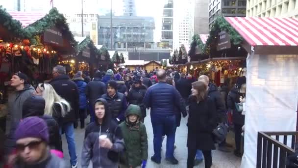 Pessoas Caminhando Mercado Natal — Vídeo de Stock