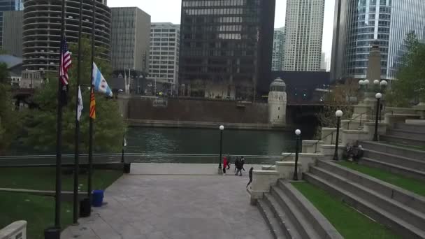 People Walking Flags Wind Water Source City Pan Right Left — Αρχείο Βίντεο