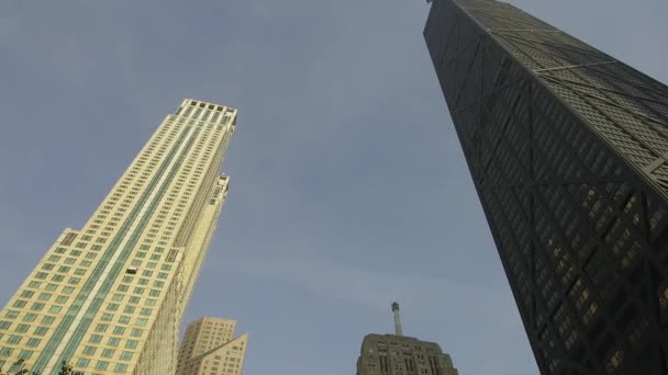 Ψηλά Κτίρια Από Κάτω Στην Πόλη — Αρχείο Βίντεο
