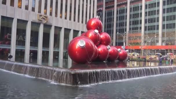 喷泉中的巨大红色圣诞舞会装饰 — 图库视频影像