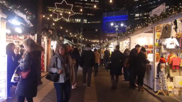 Persone Che Camminano Nel Mercatino Natale — Video Stock