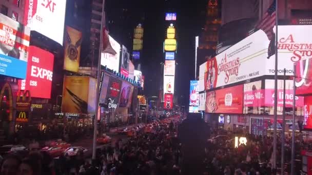 Multidão Quadrado Cercado Por Bandeiras Edifícios Com Anúncios — Vídeo de Stock