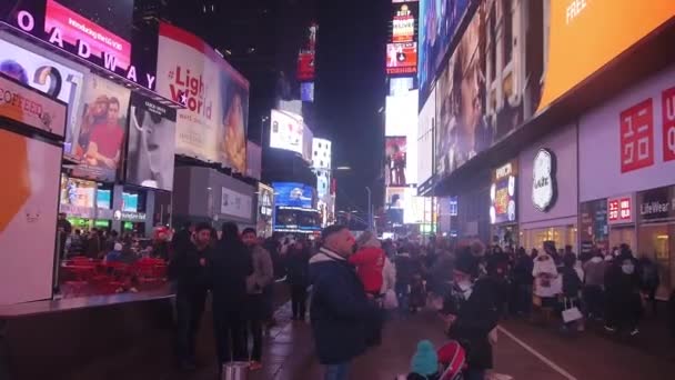 ビルに囲まれた夜の混雑した広場 — ストック動画
