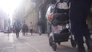 Sokakta Siyah Işıkta Yürüyen Bebekli Aile - Statik